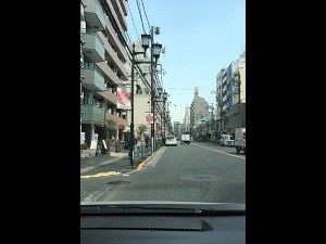 車の運転席から見た中級車の視界