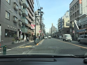車の運転席から見た視界