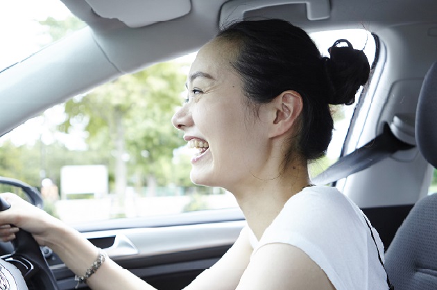 運転する女性