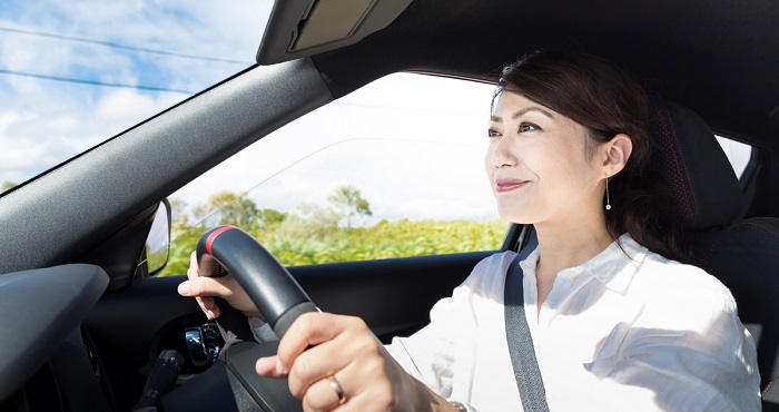 車を運転する女性